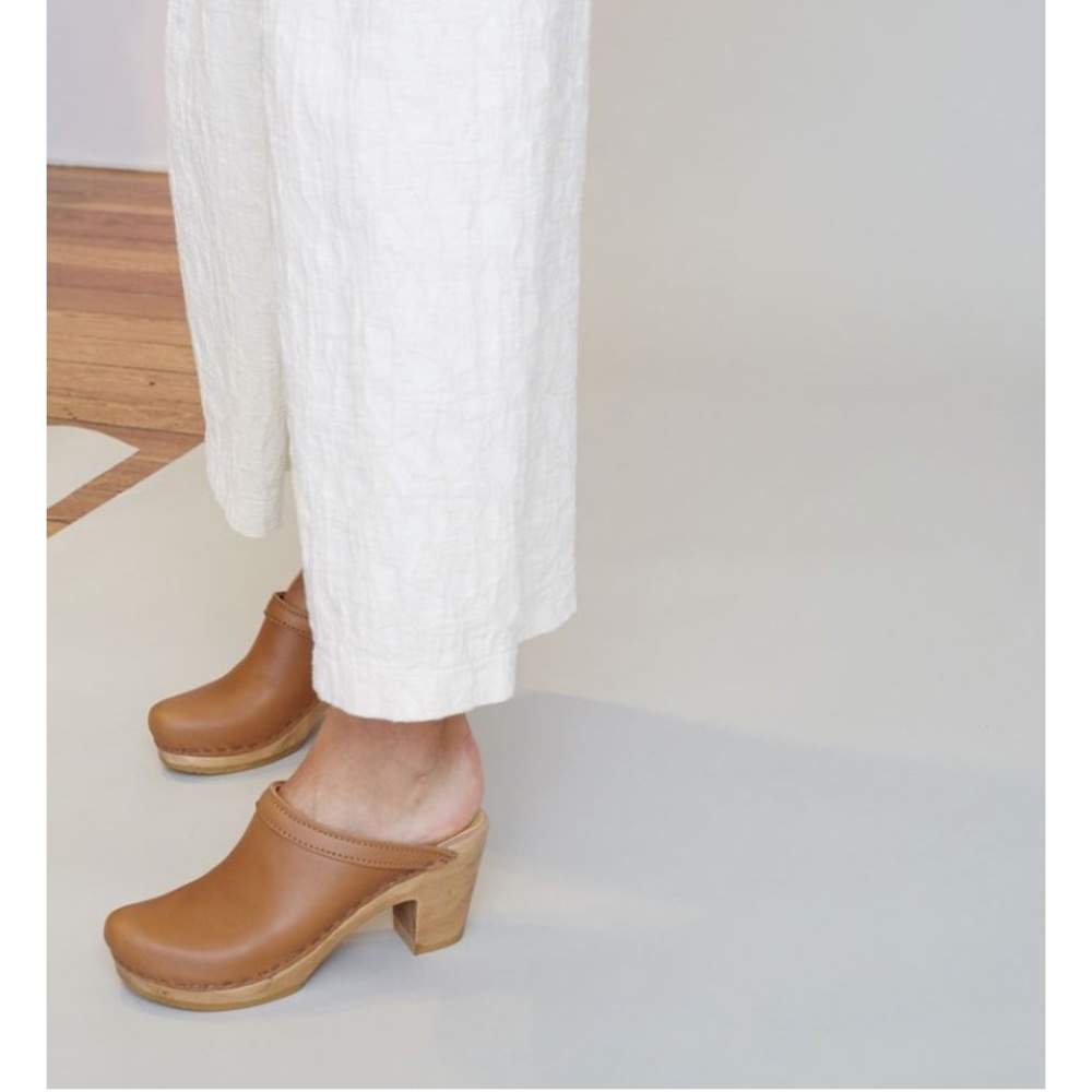 No. 6 clogs in sand